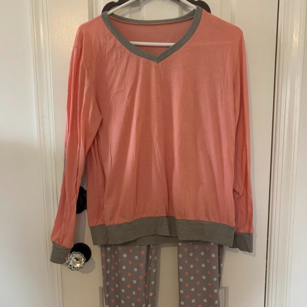 Cute peach and grey polka dot long sleeve pajama set size medium jogger style
